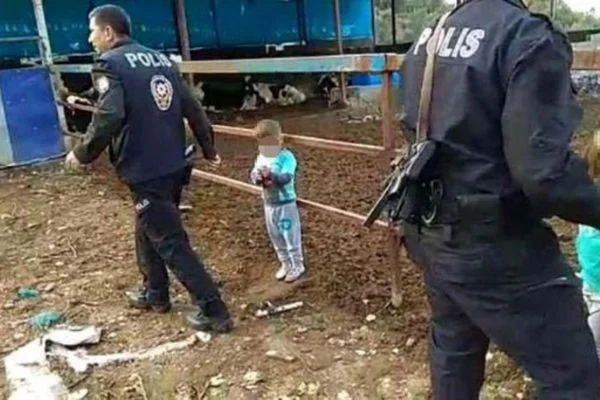 Dehşete düşüren görüntü! Babaları çite bağladı