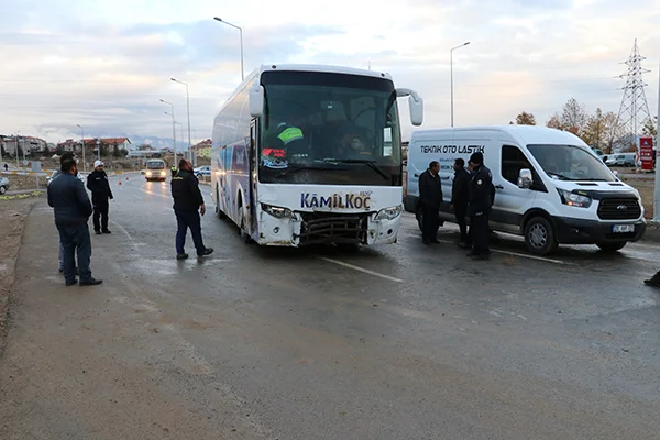 Denizli'de yolcu otobüsüyle otomobil çarpıştı: 1 ölü, 3 yaralı