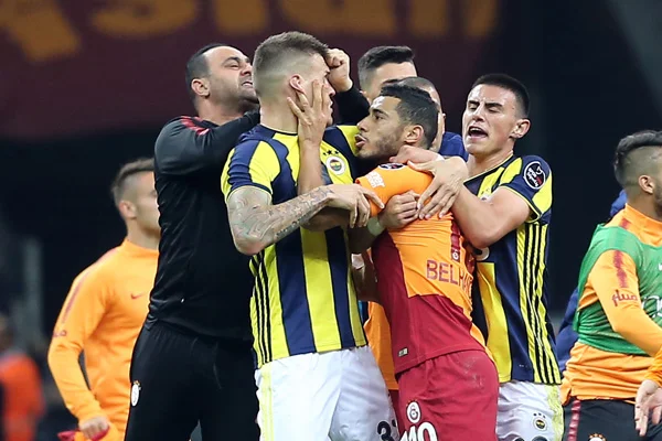 Derbi sonrası futbolcular birbirine girdi