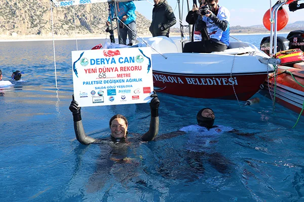 Derya Can'dan Salda Gölü'nde dünya rekoru