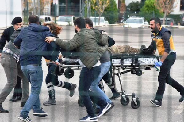 Dur ihtarına uymayan zanlı jandarma ekibine ateş açtı ! 2 asker yaralandı