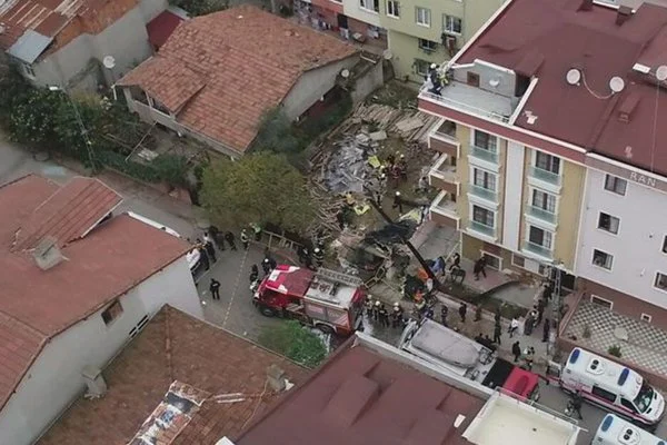 Düşen helikopter pilotu büyük bir facianın önüne geçti