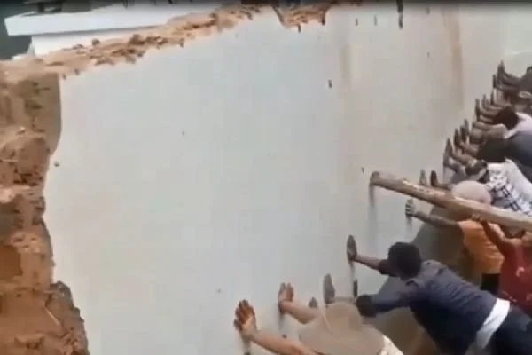 Duvarı İş makinesiyle değil, insan gücüyle yıktılar