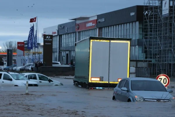 Edirne'de kuvvetli yağış hayatı olumusz etkiledi