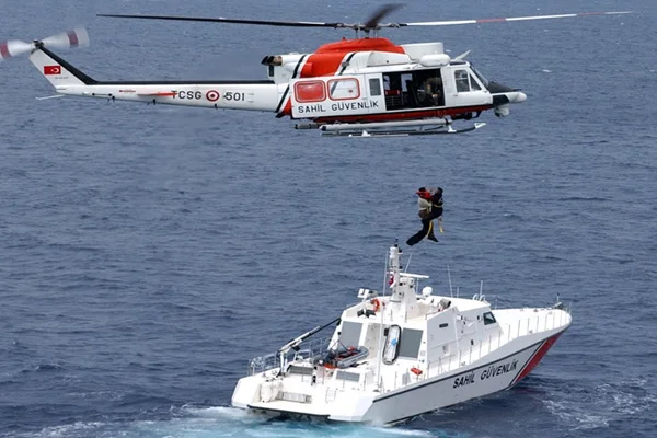 Ege Denizi'nde göçmenleri kurtarma operasyonu