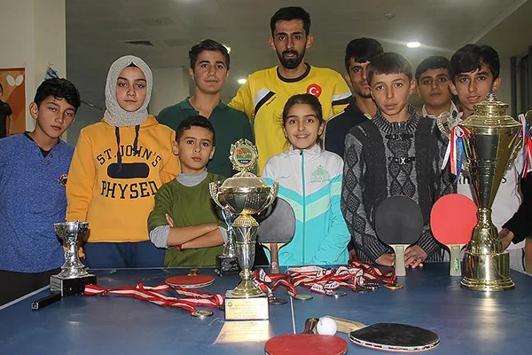 Engelli masa tenisçi, şampiyon adayları yetiştiriyor