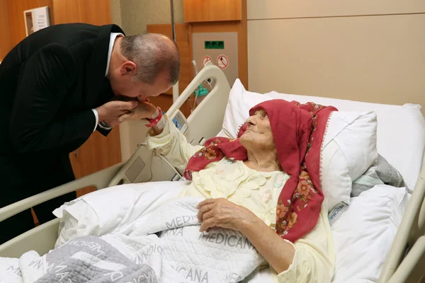 Erdoğan 100 yaşındaki Nazmiye Balcı'yı ziyaret etti