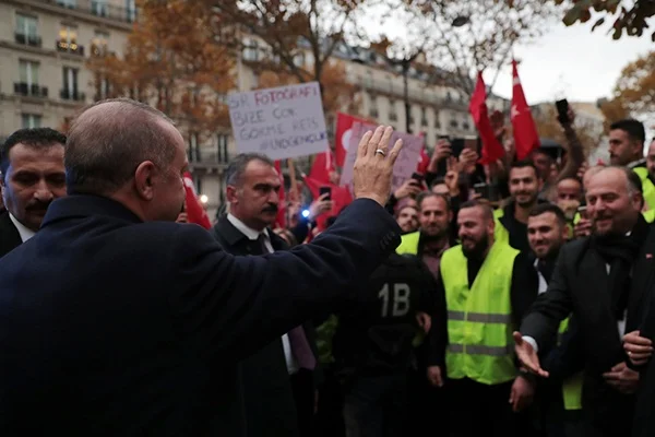 Erdoğan'a Paris'te sevgi gösterisi