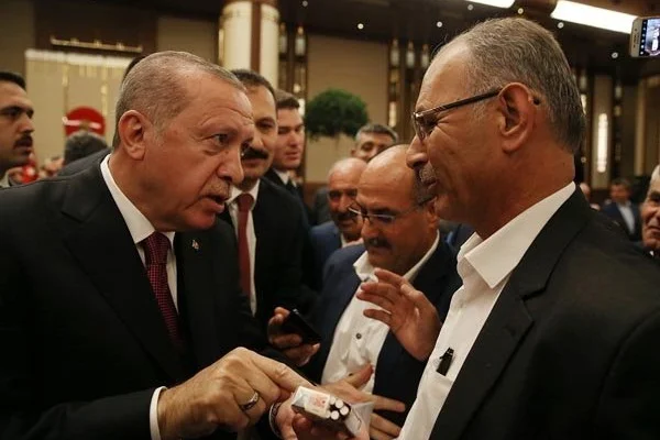 Erdoğan, muhtardan sigarayı bırakmasını istedi