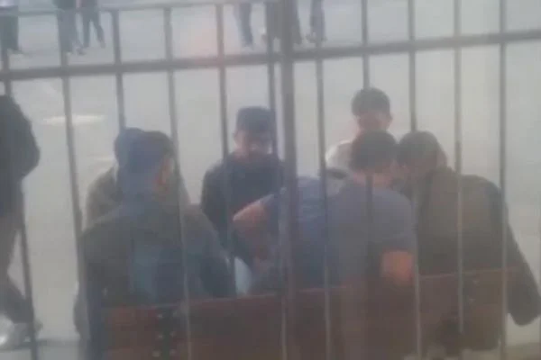 Esenyurt'ta bir okul bahçesinde uyuşturucu kullandılar