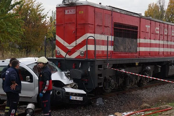 Feci kaza...Otomobil trenin altında kaldı