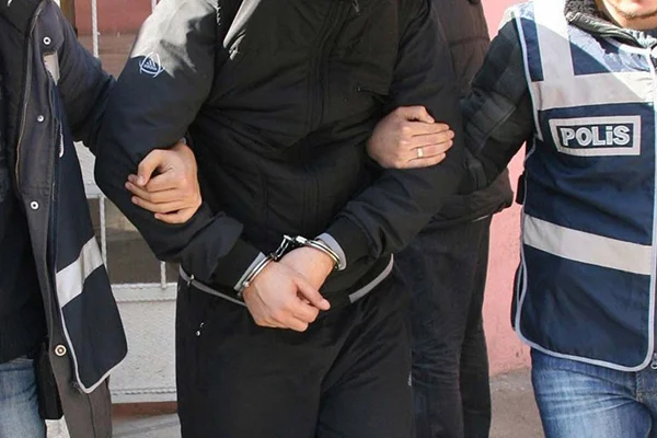 FETÖ'nün 'askeri mahrem yapılanmasına' operasyon: 8 gözaltı