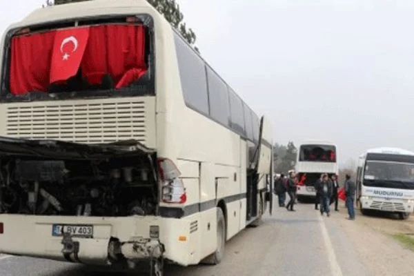 Fuara giden öğrenci otobüsü kaza yaptı : 11 yaralı