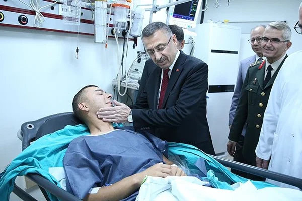 Fuat Oktay, yaralı askerleri ziyaret etti