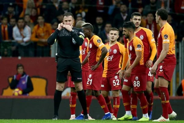 Galatasaray aleyhine verilen penaltı hakemlere düdük astırdı