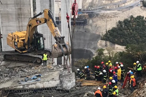 Gebze'de yol çöktü: 2 ölü