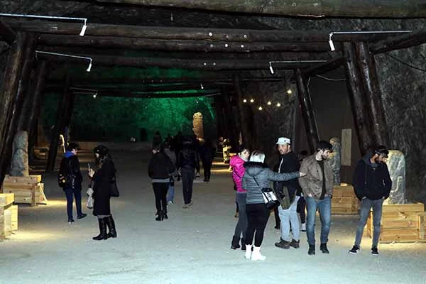 'Hababam Sınıfı'ndan etkilenip mağarada ders yaptılar