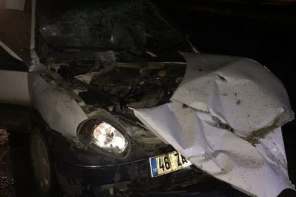 Hafif ticari araç traktörün römorkuna çarptı: 5 yaralı