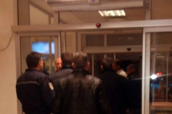 Hastanenin acil servisinde aileler birbirine girdi, 1 ağır yaralı