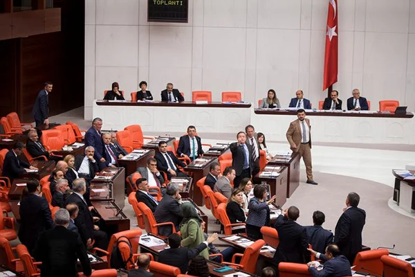 HDP'li vekil Öcalan için 'sayın' deyince Meclis karıştı