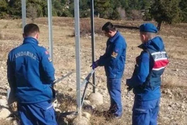 Hırsızlar elektrik direklerine dadandı
