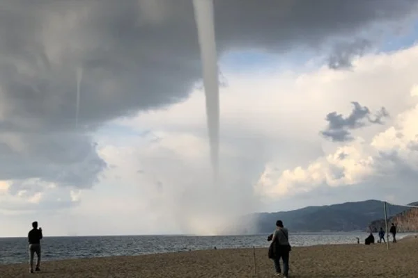 Hortum, bir kişiyi 15 metre uçurdu