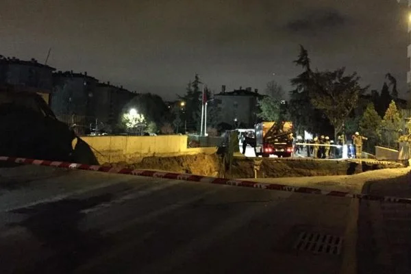 İnşaat alanında göçük, 2 güvenlik görevlisi göçük altında kaldı
