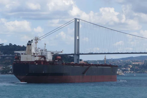 İstanbul Boğazı iki yönlü gemi trafiğine kapatıldı