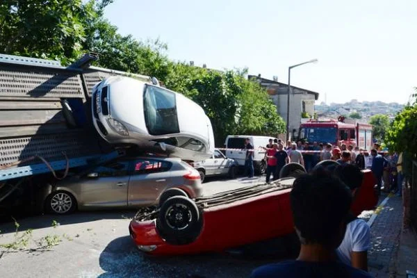 İstanbul'da freni patlayan TIR dehşet saçtı