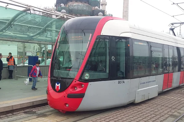 İstanbul'da otobüs kazası! Tramvay seferleri durdu