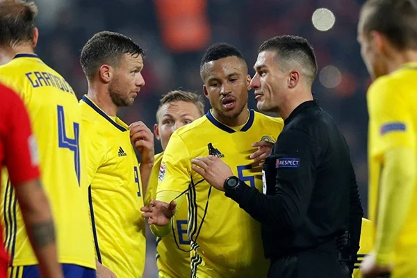 İsveçli futbolcu: Türkiye maçında hakem bana iki penaltı sözü verdi