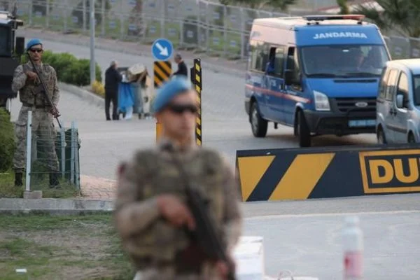 İzmir'de FETÖ operasyonu: 53 gözaltı kararı