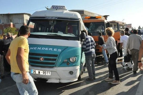 İzmir'de kamyon yolcu minibüsüne çarptı: 1 ölü, 12 yaralı
