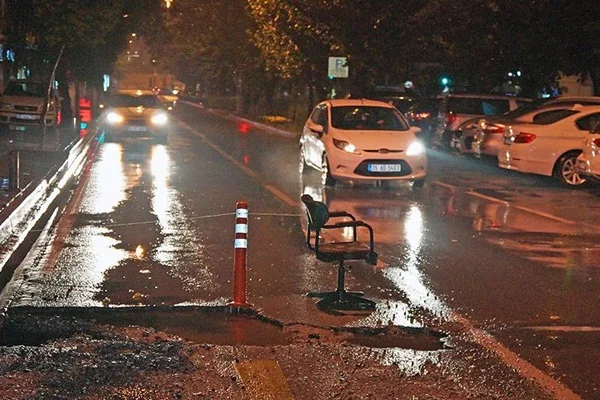 İzmir'in ortasında trafiğe 'sandalyeli' koruma