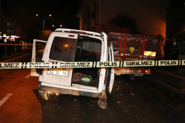 Kamyonet park halindeki araçlara çarptı: 1 ölü, 1 yaralı
