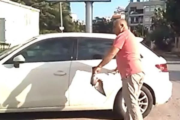 Kent merkezinde susturucu taktığı dürbünlü tüfekle kuş avladı