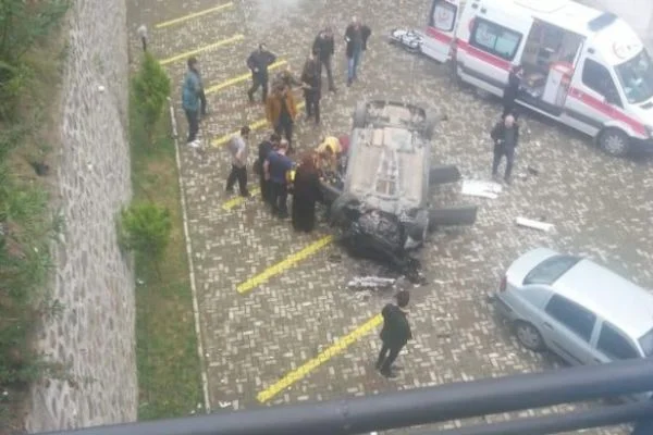 Kontrolden çıkan otomobil sitenin bahçesine girdi