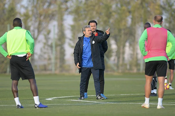 Konyaspor, Aykut Kocaman yönetiminde çalıştı