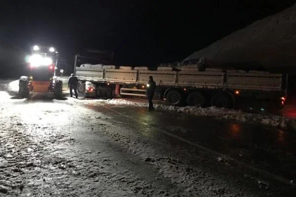 Kop Dağı Geçidi buzlanma nedeniyle ulaşıma kapatıldı