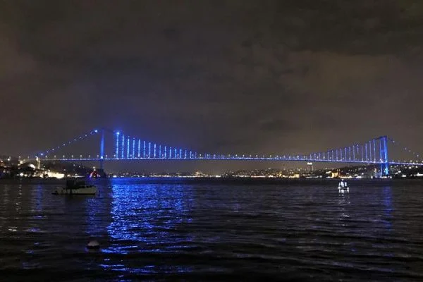 Köprüler çocuk hakları için maviye büründü