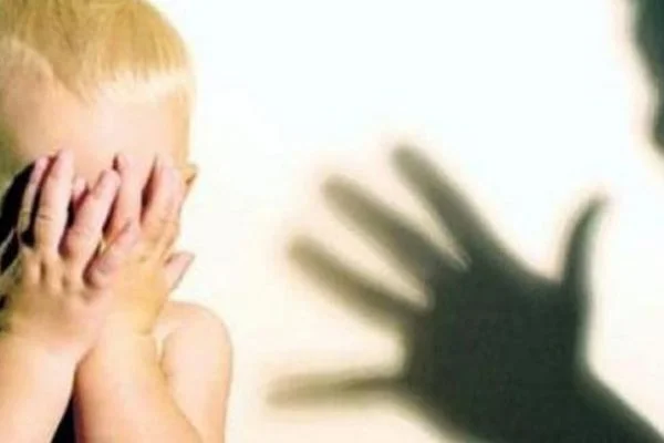 Kreşte, bakıcı kadın çocuğu nefessiz bırakarak susturdu
