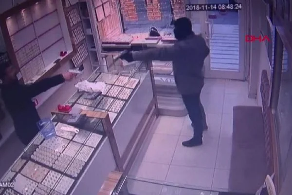 Kuyumcuyu soymak isteyen şahıs sert kayaya çarptı