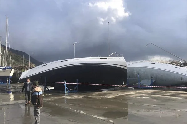 Marmaris'te hortum tekneleri sürükledi