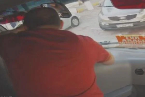 Minibüs şoförünü, iki kişi tekme tokat dövdü