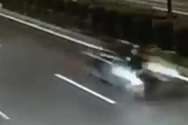 Motoruyla ters yöne giren sürücünün acı sonu