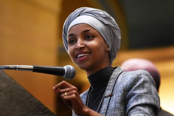 Müslüman temsilci İlhan Omar, Kongrede başörtüsü yasağını kaldırmak istiyor