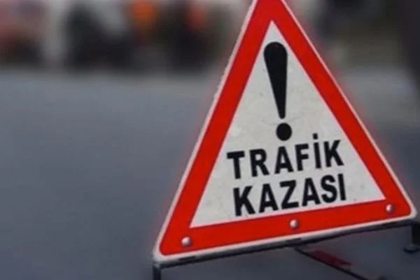 Öğrenci servisine otomobil çarptı, 2 yaralı var