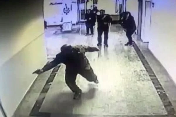 Öğrenci velisi öğretmene silahla saldırdı
