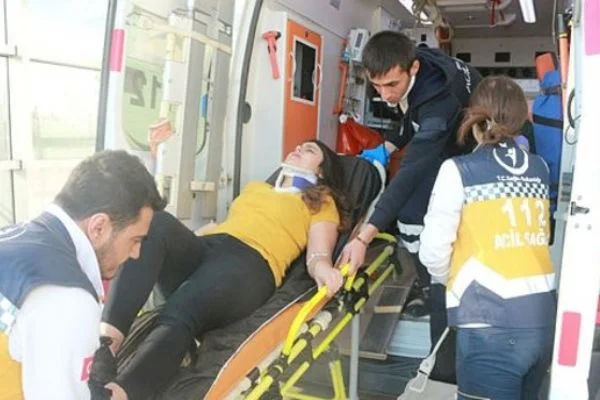 Öğretmenlerin bulunduğu otomobil dereye yuvarlandı