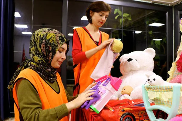 Onardıkları 160 bin oyuncakla 44 bin çocuğu güldürdüler